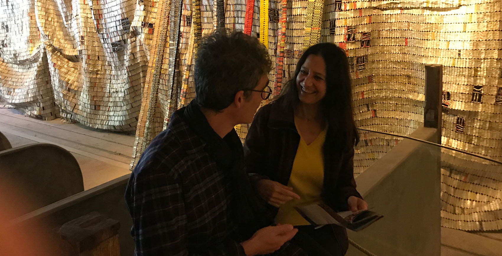 Marianne DOLLO devant une œuvre d'El Anatsui, Domaine de Chaumont-sur-Loire